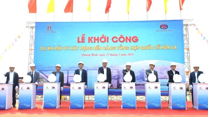 Quang Binh breaks ground on 90 million USD Hon La General Port Project - ảnh 1