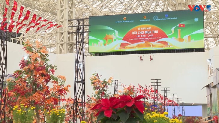 Autumn Fair 2025 showcases best of Hanoi’s traditional craft villages - ảnh 1