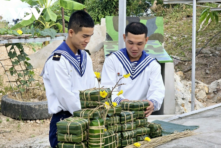 ร่วมกับทหารบนเกาะนามยูห่อขนมแบ๋งจึงต้อนรับตรุษเต็ต - ảnh 13