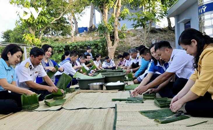 ร่วมกับทหารบนเกาะนามยูห่อขนมแบ๋งจึงต้อนรับตรุษเต็ต - ảnh 1