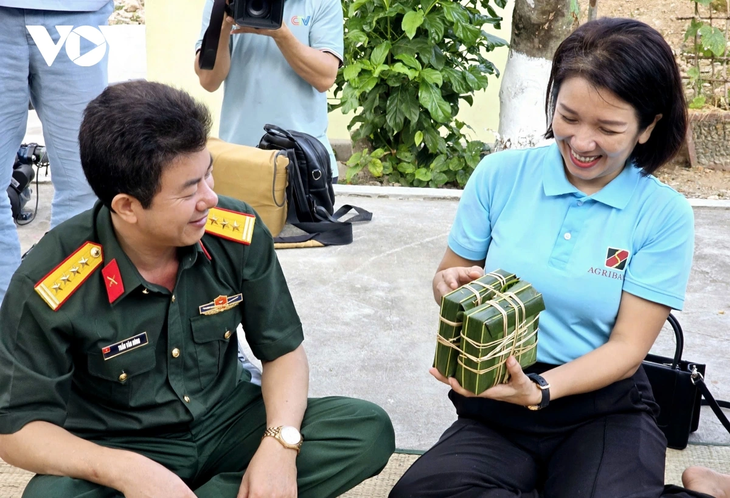 ร่วมกับทหารบนเกาะนามยูห่อขนมแบ๋งจึงต้อนรับตรุษเต็ต - ảnh 9