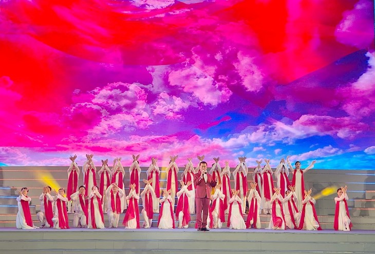 Проходят различные художественные программы по случаю 13-го съезда КПВ - ảnh 1