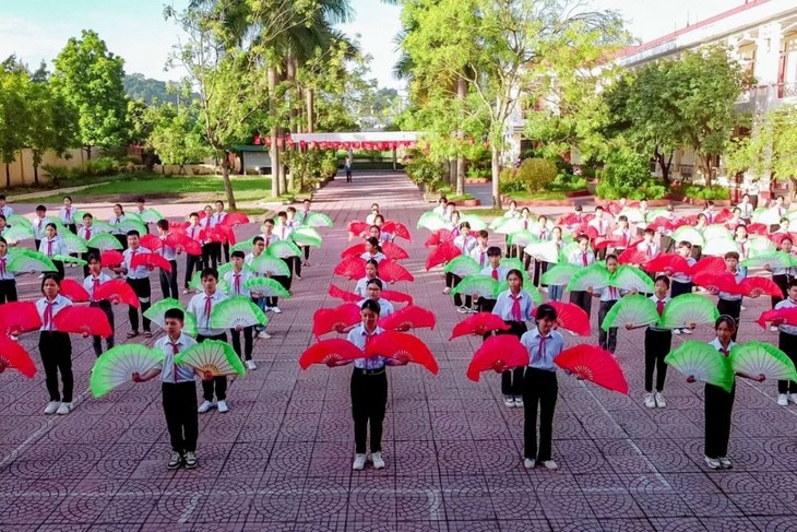 Уникальность пения «Тео» в школьном дворе  - ảnh 2