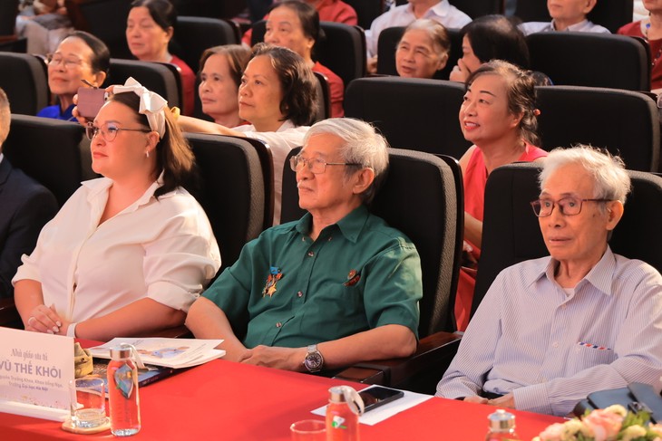 Вьетнамские песни с русским переводом: Неустанный путь учителя Ле Дык Мана - ảnh 4