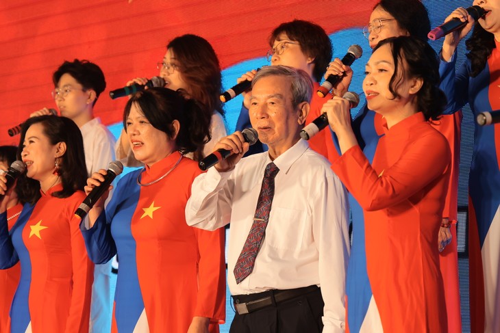 Вьетнамские песни с русским переводом: Неустанный путь учителя Ле Дык Мана - ảnh 1