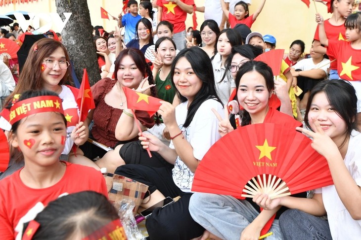 Большое число людей собирается на улицах Ханоя в ожидании первой репетиции парада - ảnh 1