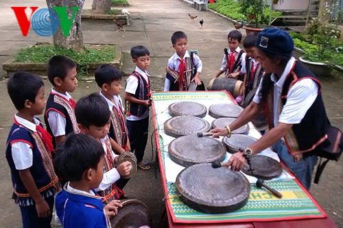 Nghệ nhân A Biu với đam mê truyền dạy cồng chiêng - ảnh 2