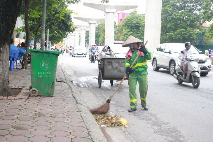 Phó Chủ tịch Quốc hội Uông Chu Lưu tiếp đoàn công nhân môi trường tiêu biểu Thủ đô - ảnh 1