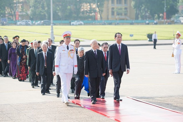 Lãnh đạo Đảng, Nhà nước vào Lăng viếng Chủ tịch Hồ Chí Minh - ảnh 1