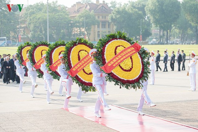 Lãnh đạo Đảng, Nhà nước vào Lăng viếng Chủ tịch Hồ Chí Minh - ảnh 2