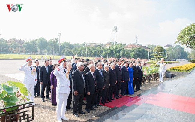 Lãnh đạo Đảng, Nhà nước vào Lăng viếng Chủ tịch Hồ Chí Minh - ảnh 3