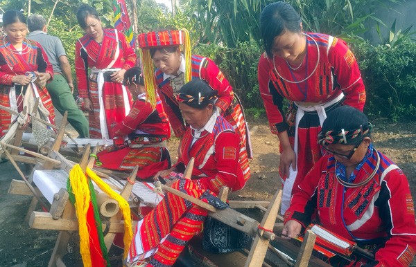 Nét văn hoa tinh tế trên trang phục của phụ nữ Pà Thẻn - ảnh 1