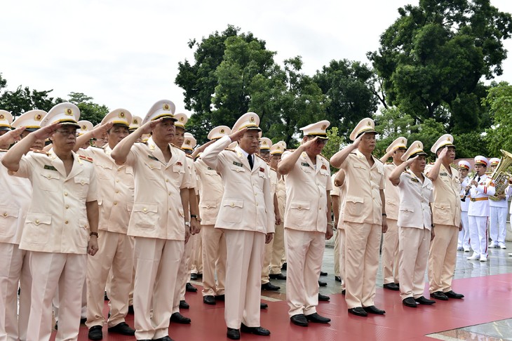 Lãnh đạo Đảng, Nhà nước vào Lăng viếng Chủ tịch Hồ Chí Minh - ảnh 4