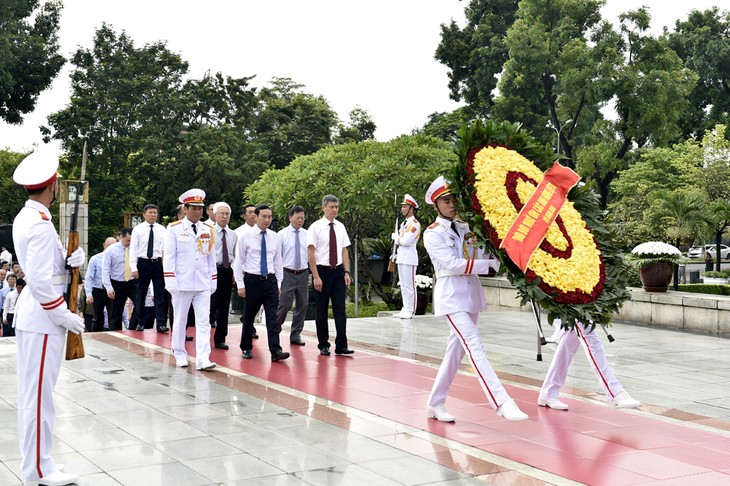 Lãnh đạo Đảng, Nhà nước vào Lăng viếng Chủ tịch Hồ Chí Minh - ảnh 5