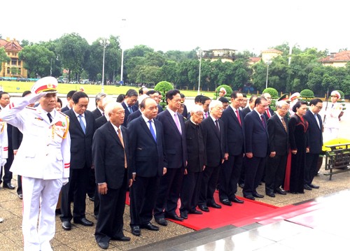 Lãnh đạo Đảng, Nhà nước vào Lăng viếng Chủ tịch Hồ Chí Minh - ảnh 1