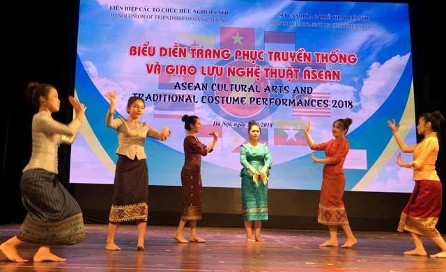 Rực rỡ sắc màu trang phục truyền thống các nước ASEAN - ảnh 7