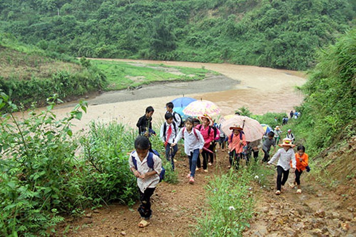 Thày trò vùng lũ chào đón cho năm học mới - ảnh 1