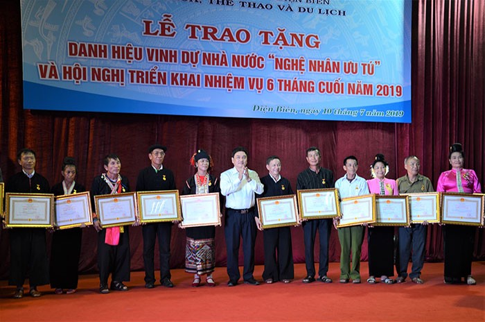 Trao tặng danh hiệu “Nghệ nhân ưu tú” trong lĩnh vực di sản văn hóa phi vật thể - ảnh 1