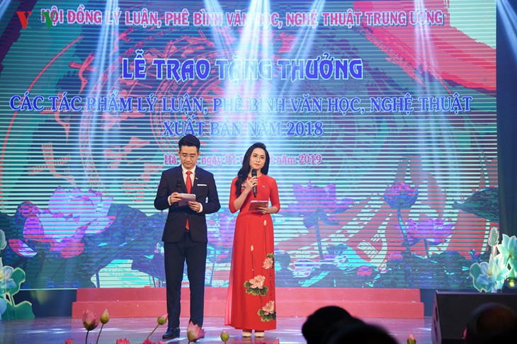  Tặng thưởng các tác phẩm lý luận, phê bình văn học, nghệ thuật có giá trị lý luận và thực tiễn - ảnh 1