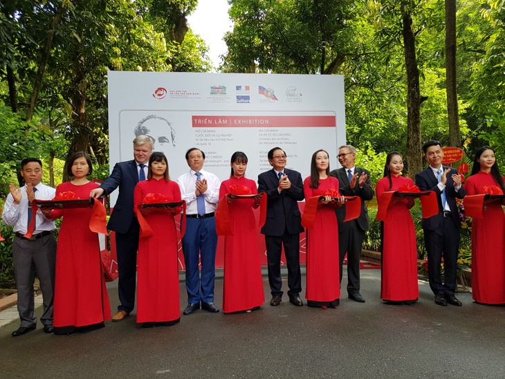 Triển lãm “Hồ Chí Minh-Cuộc đời và sự nghiệp từ tài liệu lưu trữ Việt Nam và quốc tế” - ảnh 2