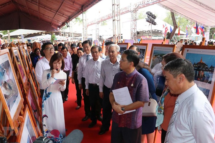 Triển lãm Ảnh và Phim phóng sự - tài liệu trong cộng đồng ASEAN 2019 - ảnh 1