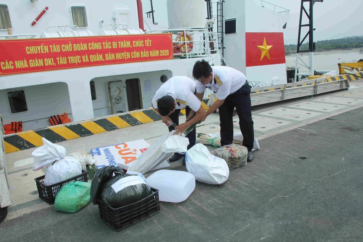 Chuẩn bị chu đáo hàng hóa, quà Tết tặng cán bộ, chiến sĩ Nhà giàn DK1, Tàu trực và Côn Đảo - ảnh 1