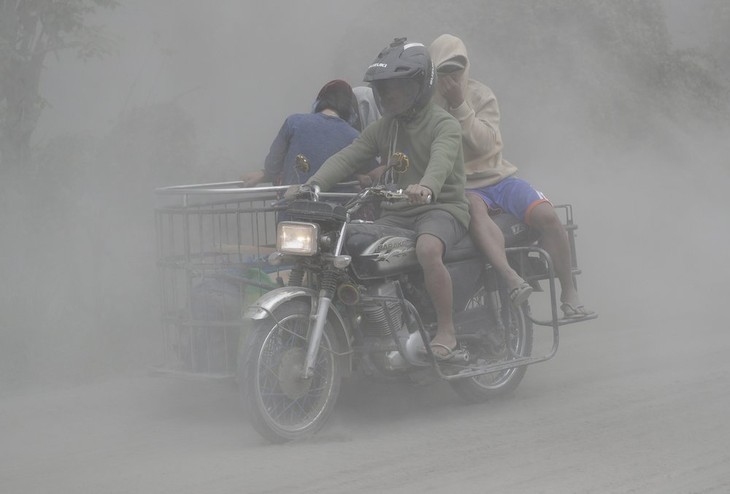 Khuyến cáo công dân hạn chế đến khu vực bị ảnh hưởng bởi núi lửa Taal trên đảo Luzon, Philippines) - ảnh 1