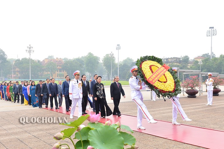 Đoàn đại biểu lãnh đạo Đảng, Nhà nước, MTTTQ Việt Nam, đại biểu Quốc hội viếng Chủ tịch Hồ Chí Minh - ảnh 1