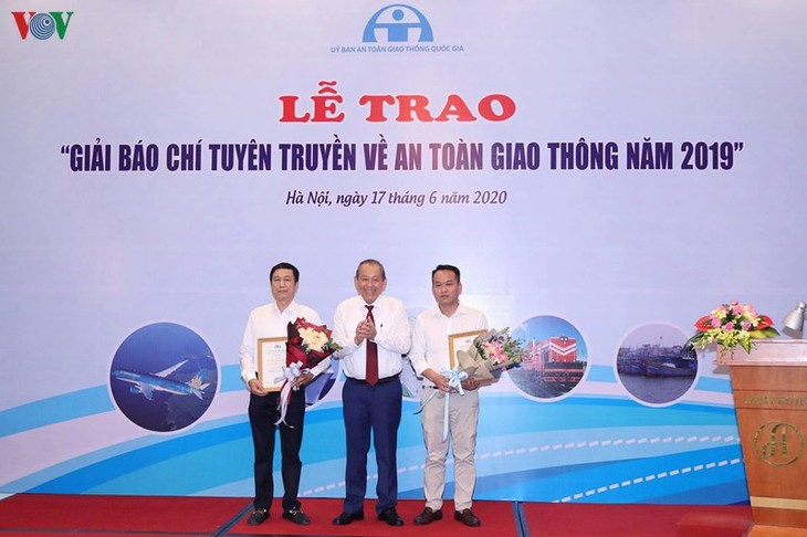 Trao Giải thưởng “Báo chí tuyên truyền về an toàn giao thông năm 2019” - ảnh 1