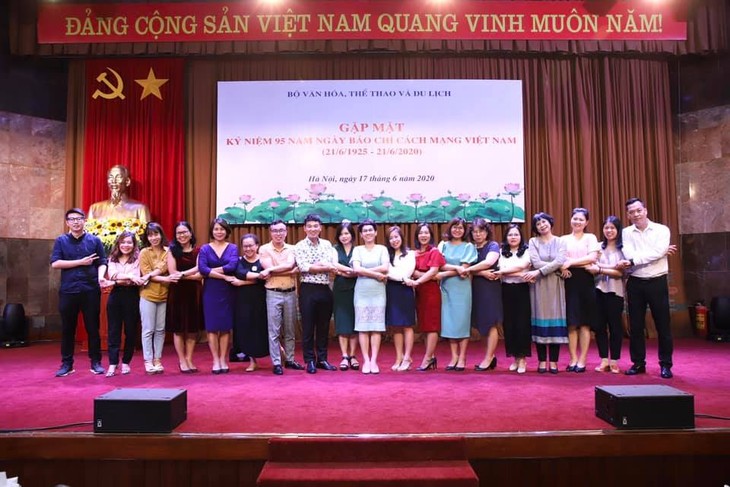 Bộ Văn hóa-Thể thao và Du lịch gặp mặt, tuyên dương Người làm báo tiêu biểu - ảnh 1