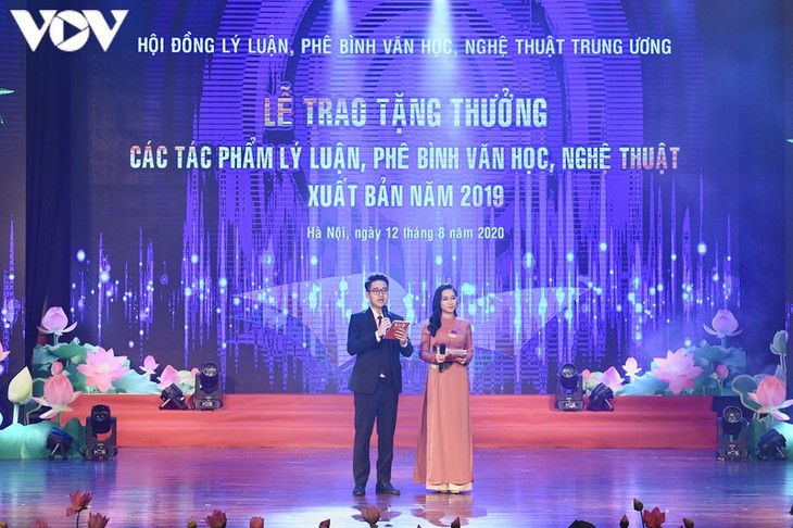 Trao thưởng 15 tác phẩm lý luận, phê bình văn học, nghệ thuật xuất bản xuất sắc năm 2019 - ảnh 1