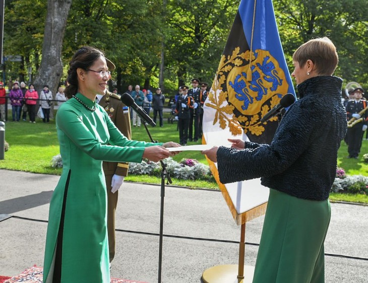 Đại sứ Đặng Thị Hải Tâm trình Thư ủy nhiệm lên Tổng thống Estonia - ảnh 1