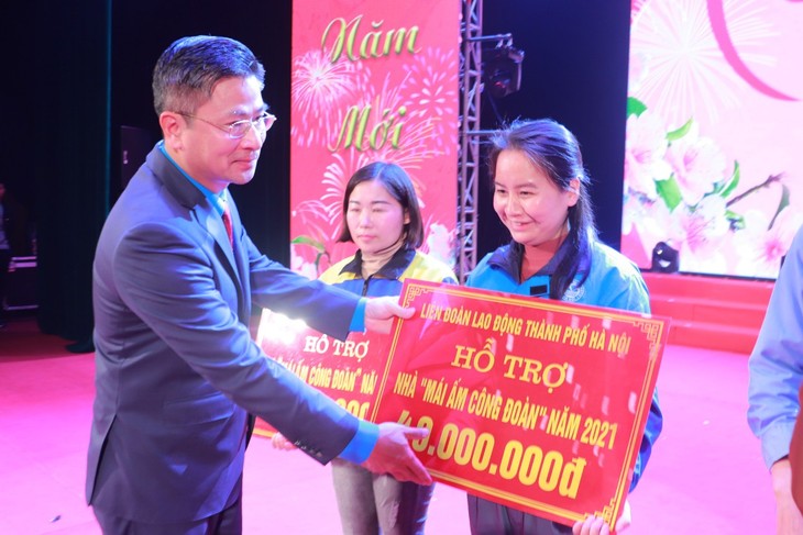 Chương trình “Tết sum vầy năm 2021”: 800 suất quà được trao cho đoàn viên công đoàn, người lao động - ảnh 1