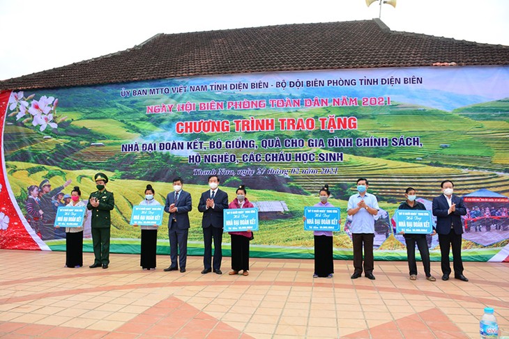 Trao tặng “Nhà Đại đoàn kết” cho người nghèo, gia đình chính sách khu vực biên giới - ảnh 1