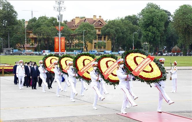 Lãnh đạo Đảng, Nhà nước vào Lăng viếng Chủ tịch Hồ Chí Minh - ảnh 1