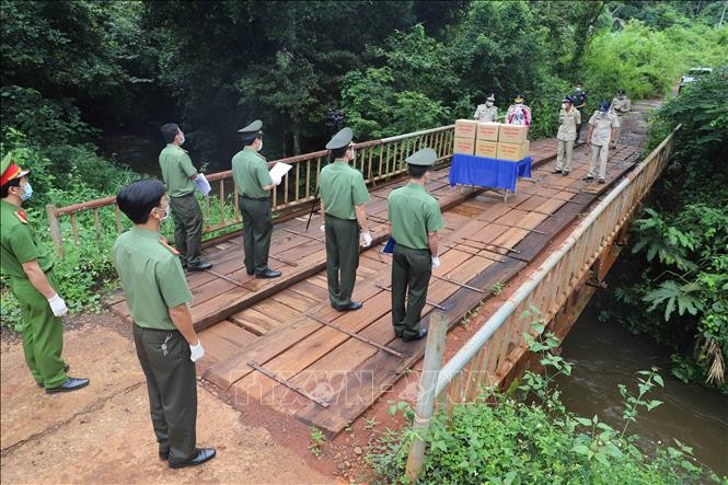 Trao tặng quà và vật tư y tế phòng, chống dịch COVID-19 cho Công an tỉnh Mondulkiri, Campuchia - ảnh 1