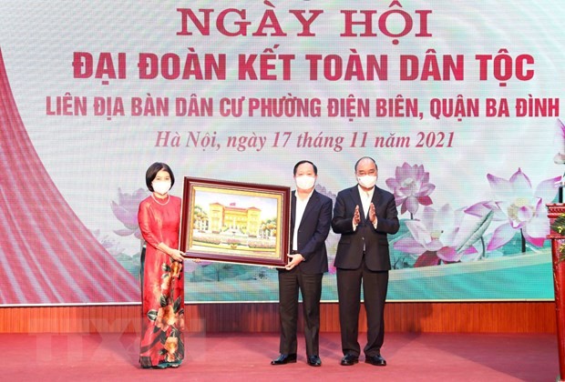 Chủ tịch nước Nguyễn Xuân Phúc dự Ngày hội Đại đoàn kết toàn dân tộc tại phường Điện Biên, Hà Nội - ảnh 2