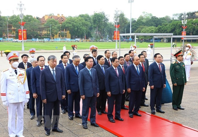 Lãnh đạo Đảng, Nhà nước vào Lăng viếng Chủ tịch Hồ Chí Minh - ảnh 1