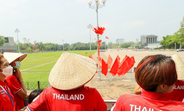 VĐV Thái Lan trải nghiệm dịch vụ Xe buýt du lịch 2 tầng “Hanoi City tour”  - ảnh 1