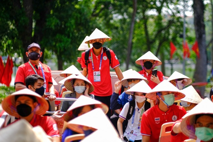 VĐV Thái Lan trải nghiệm dịch vụ Xe buýt du lịch 2 tầng “Hanoi City tour”  - ảnh 3