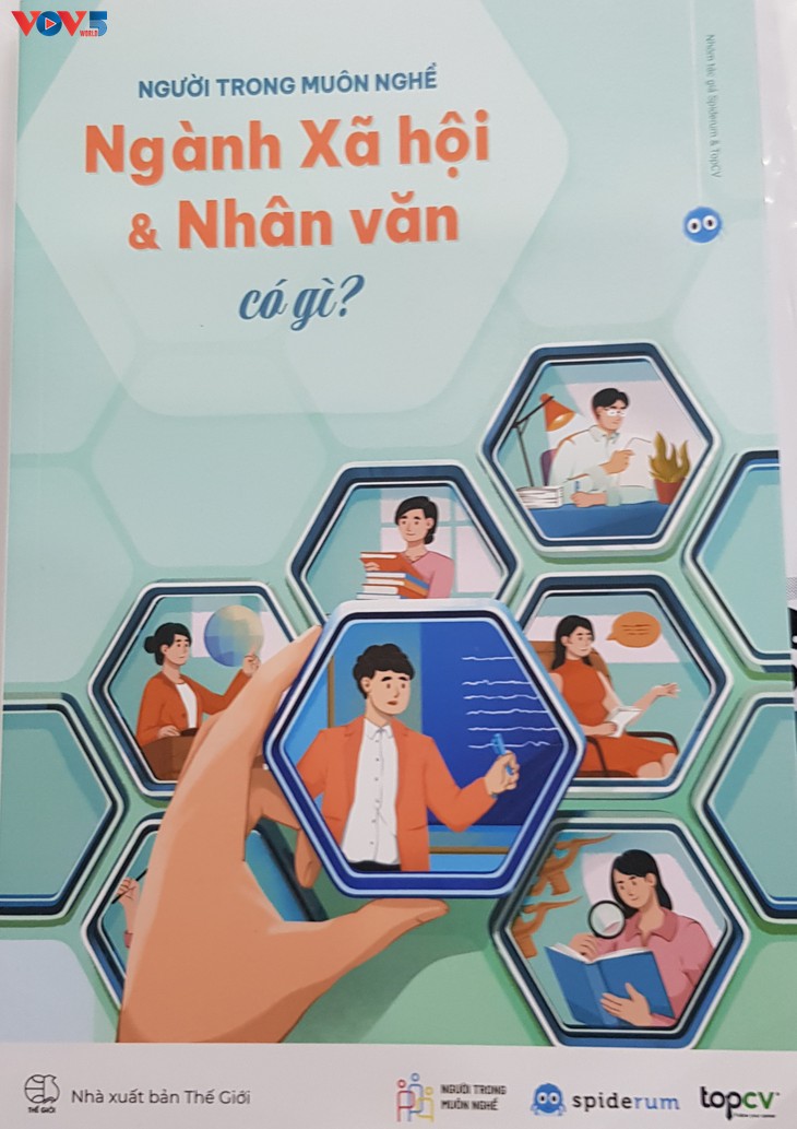 Ra mắt sách hướng nghiệp “Người trong muôn nghề: Ngành xã hội và nhân văn có gì?”  - ảnh 1