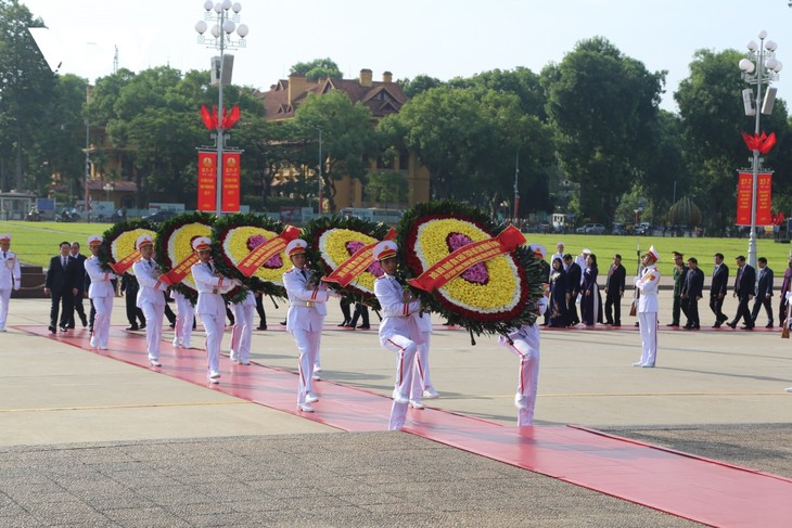 Lãnh đạo Đảng, Nhà nước tưởng niệm các Anh hùng liệt sĩ - ảnh 2