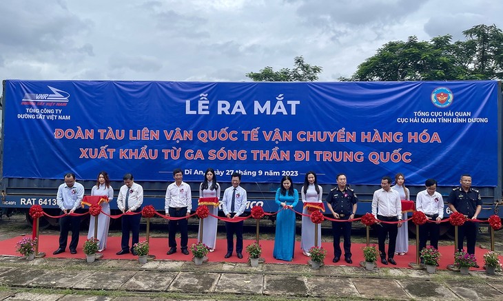 Ra mắt đoàn tàu liên vận quốc tế vận chuyển hàng hóa từ ga Sóng Thần đi Trung Quốc - ảnh 1