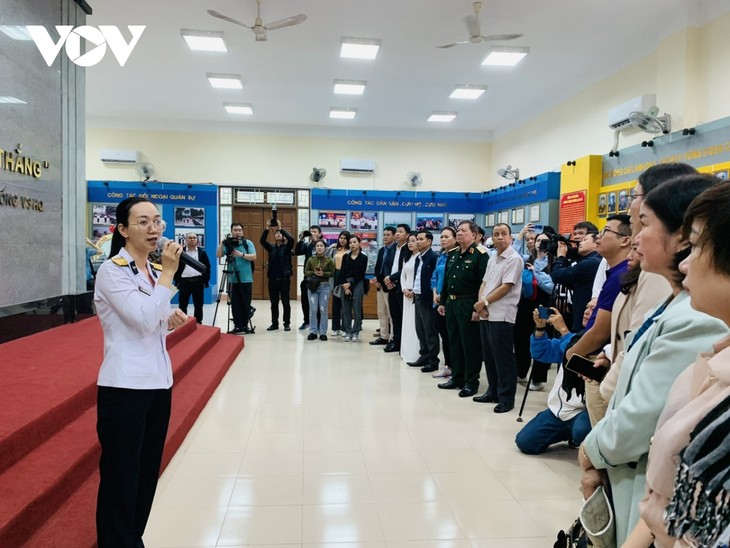 Đoàn công tác Hải quân thăm, tặng quà, chúc Tết cán bộ, chiến sĩ huyện đảo Cồn Cỏ và huyện đảo Lý Sơn - ảnh 1