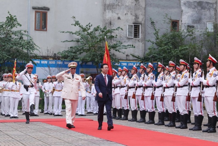 Chủ tịch nước kiểm tra công tác sẵn sàng chiến đấu tại Bộ Tư lệnh Cảnh vệ và Bộ Tư lệnh Cảnh sát Cơ động - ảnh 1