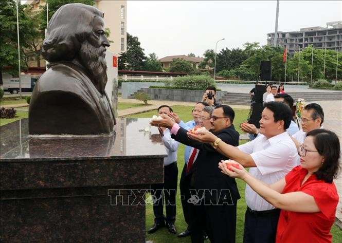 Dâng hoa kỷ niệm 163 năm ngày sinh Đại thi hào Rabindranath Tagore - ảnh 1