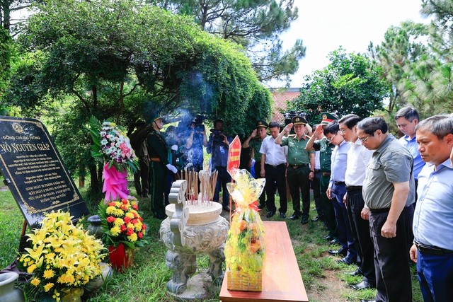 Thủ tướng Phạm Minh Chính dâng hương, viếng Đại tướng Võ Nguyên Giáp và các anh hùng, liệt sĩ - ảnh 2