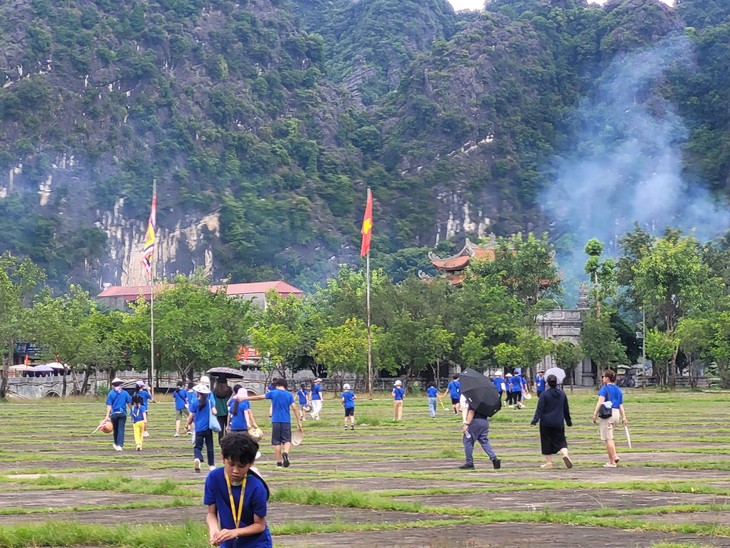 Đoàn thiếu nhi và giáo viên kiều bào Hàn Quốc thăm danh thắng Tràng An, cố đô Hoa Lư ở Ninh Bình - ảnh 15