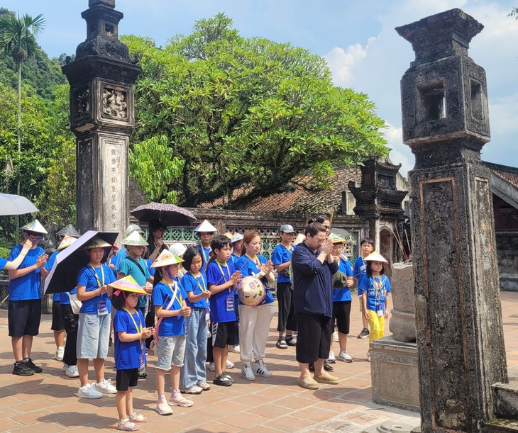 Đoàn thiếu nhi và giáo viên kiều bào Hàn Quốc thăm danh thắng Tràng An, cố đô Hoa Lư ở Ninh Bình - ảnh 12