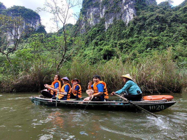 Đoàn thiếu nhi và giáo viên kiều bào Hàn Quốc thăm danh thắng Tràng An, cố đô Hoa Lư ở Ninh Bình - ảnh 8